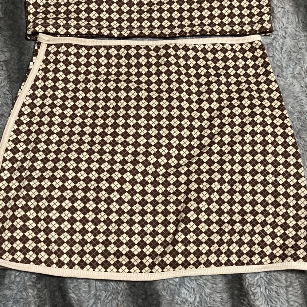 Medium Sized Kirious Los Angeles brown pattern 2 piece set. Skirt And Top - Picture 5 of 8
